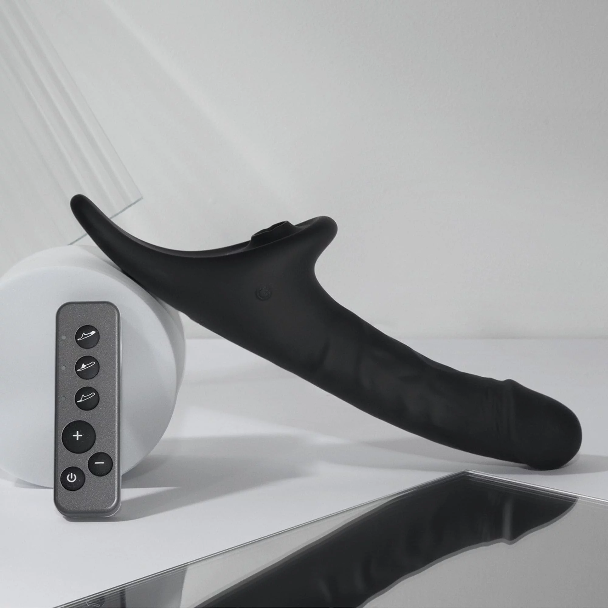 Фаллоимитатор Strap-on-me MULTI ORGASM REALISTIC DILDO с стимуляцией клитора и вибрацией L, черный