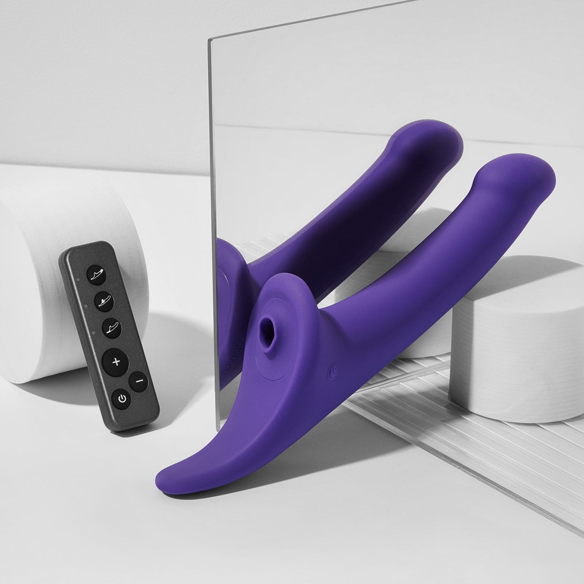 Фаллоимитатор Strap-on-me MULTI ORGASM DILDO c стимуляцией клитора и вибрацией L, фиолетовый