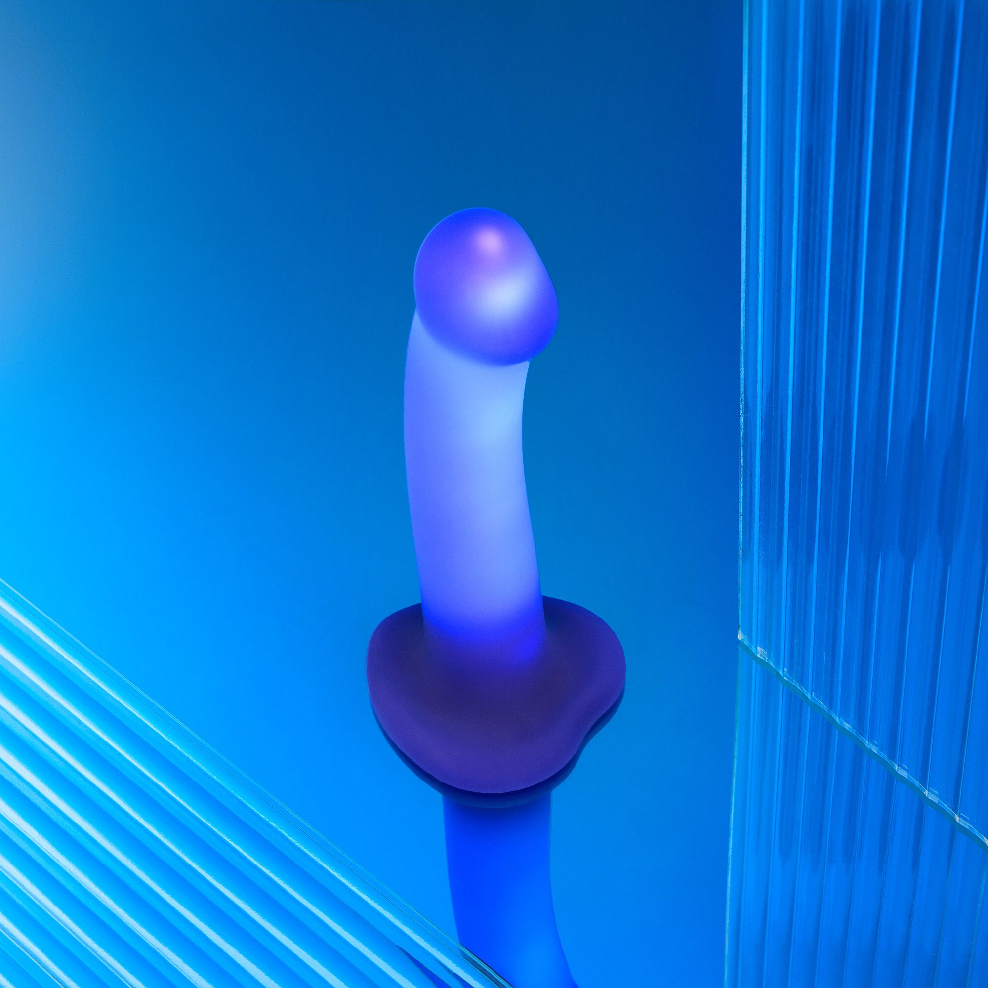 Светящийся фаллоимитатор Strap-on-me Glow-Led Dildo - M, фиолетовый
