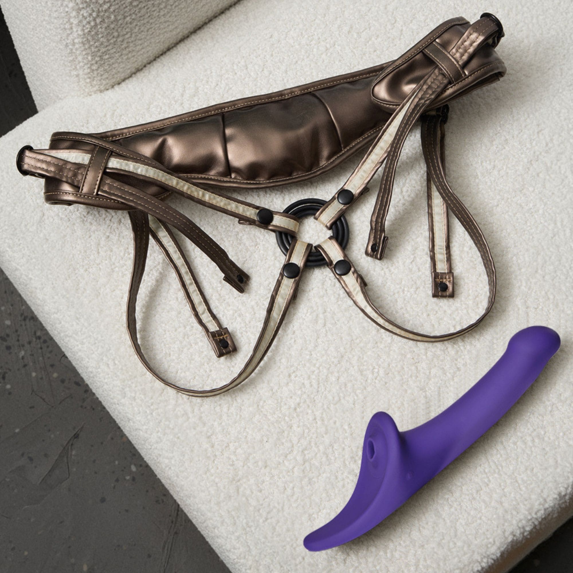 Фаллоимитатор Strap-on-me MULTI ORGASM DILDO c стимуляцией клитора и вибрацией L, фиолетовый