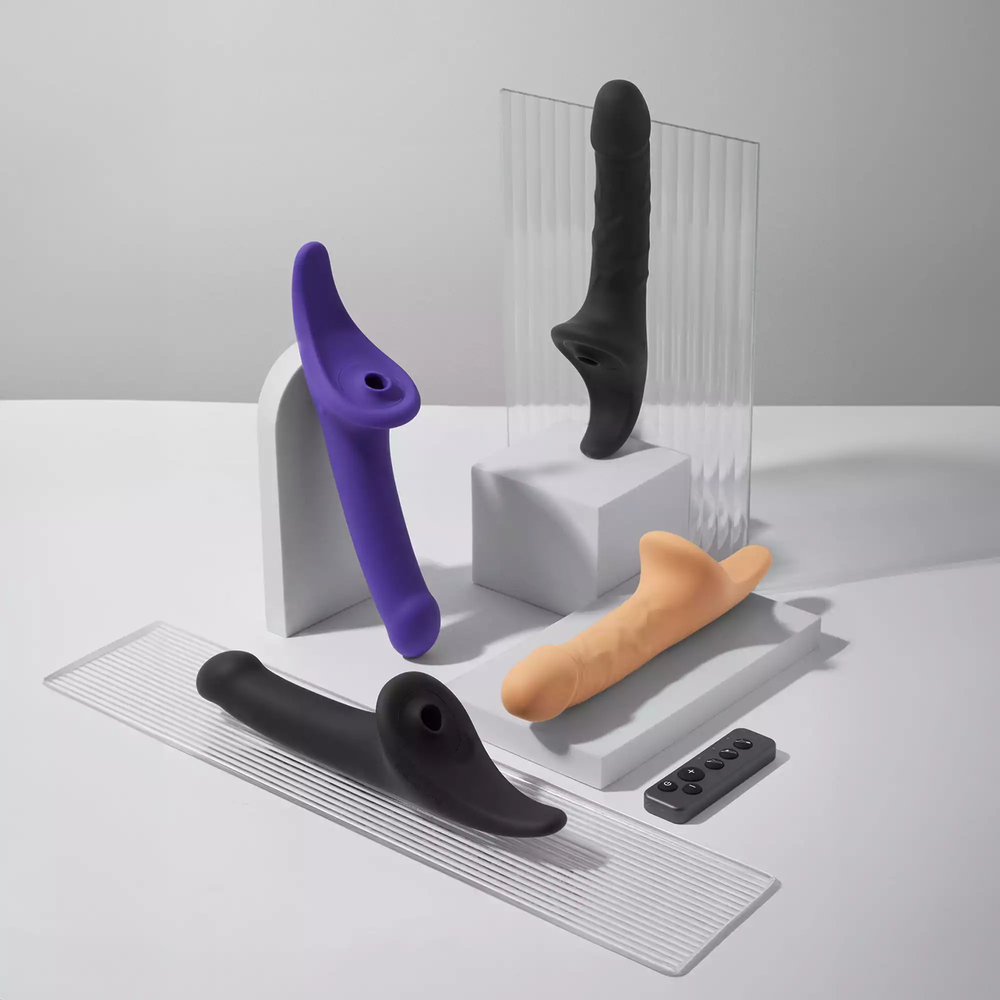 Фаллоимитатор Strap-on-me MULTI ORGASM REALISTIC DILDO с стимуляцией клитора и вибрацией L, черный